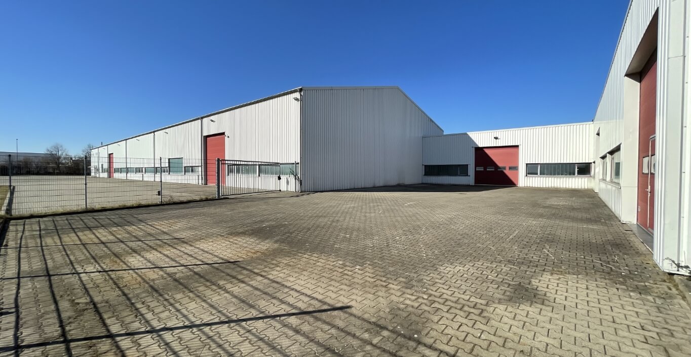 Vorschau mobile Gewerbeimmobilien Industriehalle 1.946 m² in 04509 Krostitz Großer Hof mit Zufahrt und Zugang zu mehreren Hallenteilen