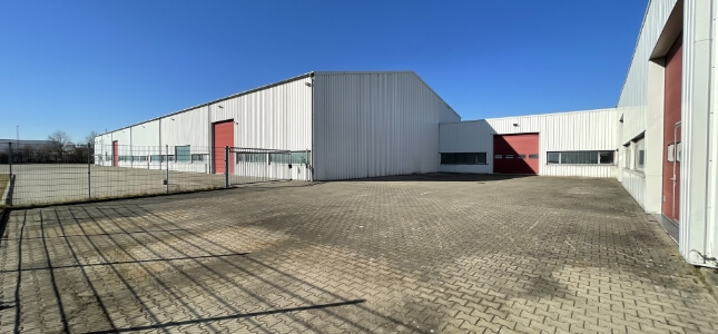 Vorschau Industriehalle 1.946 m² in 04509 Krostitz Großer Hof mit Zufahrt und Zugang zu mehreren Hallenteilen